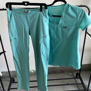 Women’s nursing scrubs